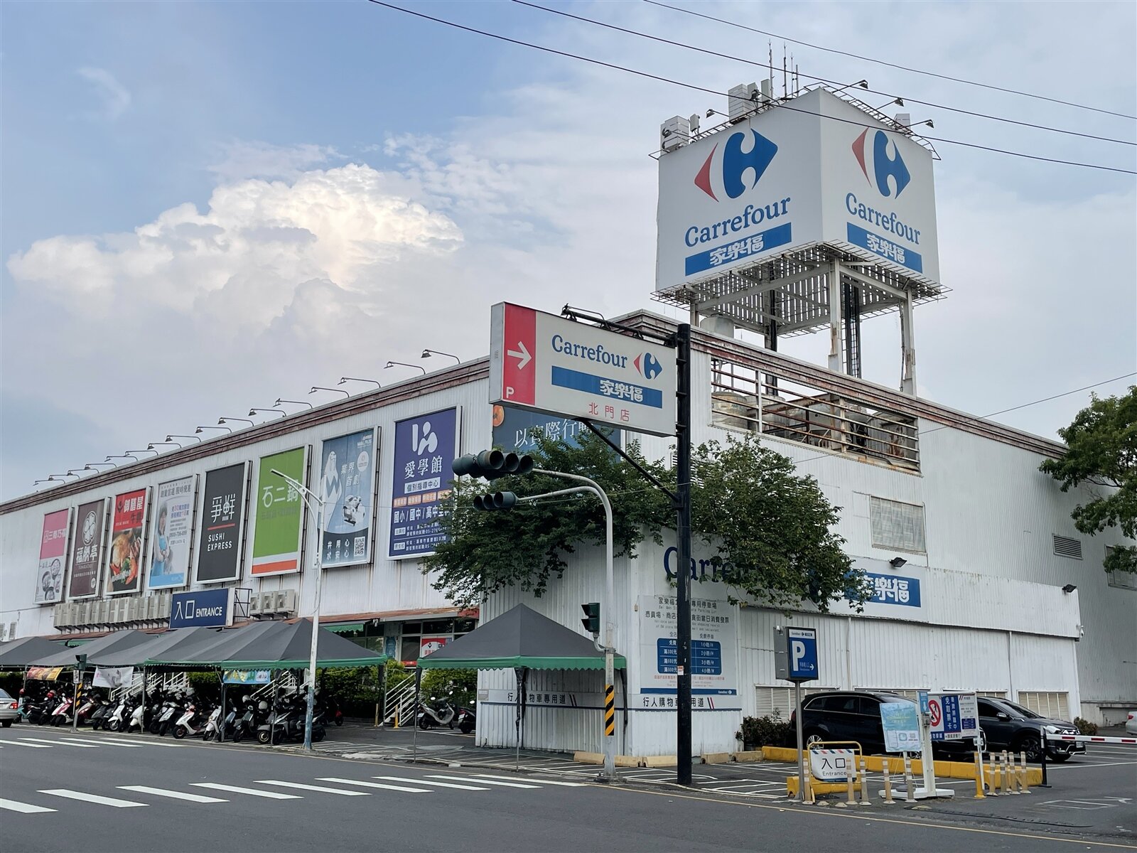 嘉義市政府預計在家樂福北門店的位置，興建圖書館總館。記者林伯驊／攝影 