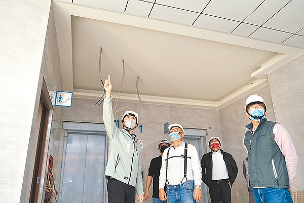 竹北市新建民眾活動中心綜合大樓,因設計項目變更導致工程延宕甚至停工,年後已重啟工程,力拚5月完工。(竹北市公所提供/邱立雅竹縣傳真)