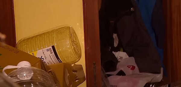 漆黑的房間內，大大小小的寶特瓶堆成小山，快要沒地方可走。圖／東森新聞