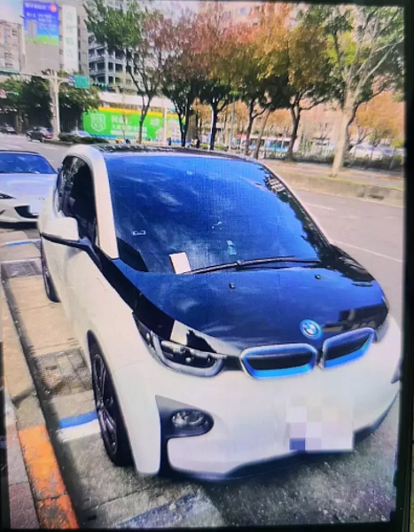 林志穎2月3日駕駛電動車BMW i3違規停車在貨車裝卸專用區，遭警方告發。記者蕭雅娟／翻攝