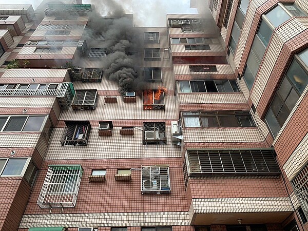 台中市大肚區遊園路二段79巷一處大樓5樓下午2時許突然發生火警,現場冒出濃煙。圖/民眾提供
