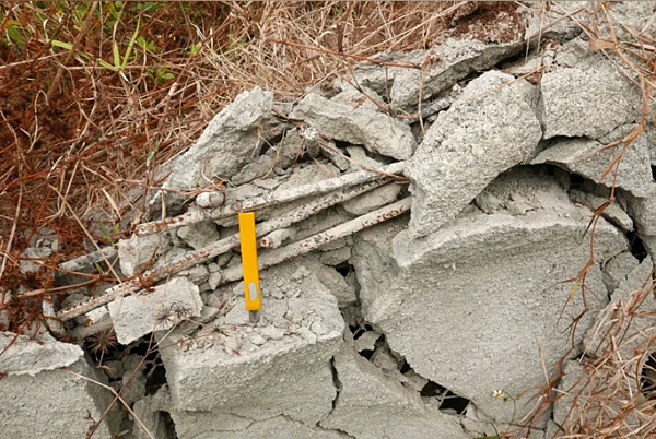 歐欣之前在龍崎牛埔掩埋場的施工因地表變形,鋼筋凸起變形,工程已幾乎毀損。圖/台南社大提供