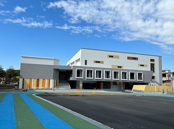 大里益民國小活動中心暨地下停車完工。圖/台中市府提供