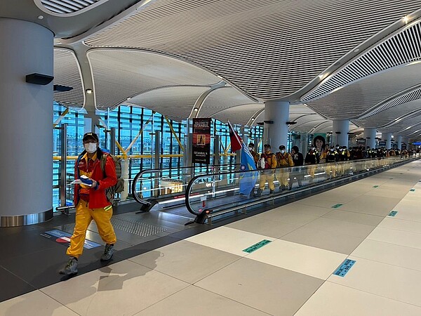 我國特搜隊40人赴土耳其人道救援,稍早落地伊斯坦堡機場。記者翁至成/翻攝