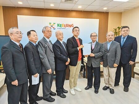 基隆7個航港相關的同業公會,7日上午連袂拜會基隆市政府,聯合向基隆市長謝國樑(右四)陳情,希望市府重視台電第四天然氣接收站議題對基隆港的負面影響。(張志康攝)