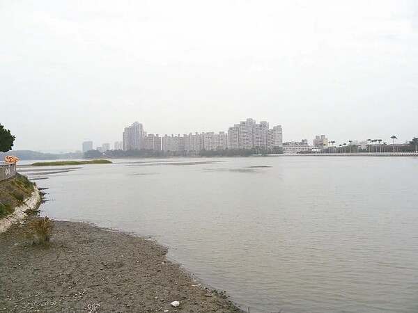高雄水情續吃緊,水情燈號昨轉提醒綠燈,圖為澄清湖日前已現沙洲。圖/聯合報系資料照片