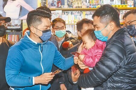 台北市長蔣萬安(前左)7日拍板提高準公共化托嬰中心補助,由4000元提高至5000元,預估有近6000人受惠。圖為蔣萬安走訪夜市。(本報資料照片)