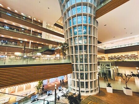 桃園市立圖書館新總館去年底開幕試營運,但停車場遲未啟用引起民眾抱怨不便。(陳夢茹攝)