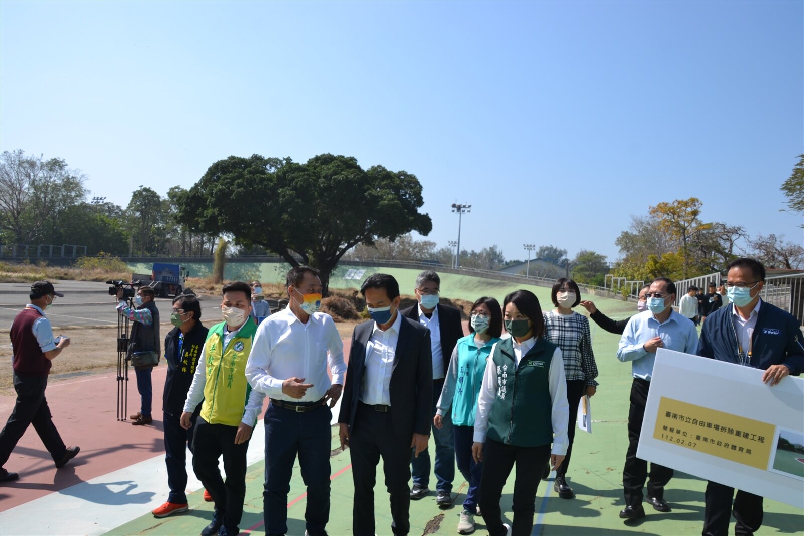 立委林俊憲爭取重建台南自由車場,體育署官員到現場會勘。記者鄭惠仁/攝影