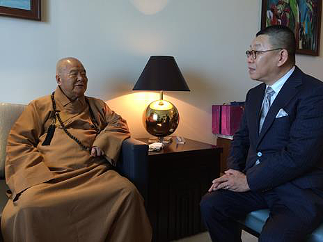 大陸全國政協外事委副主任、察哈爾學會會長韓方明(右)悼念星雲大師,強調大師是兩岸四地佛教界榜樣。(圖/取自「察哈爾學會」微信公眾號)