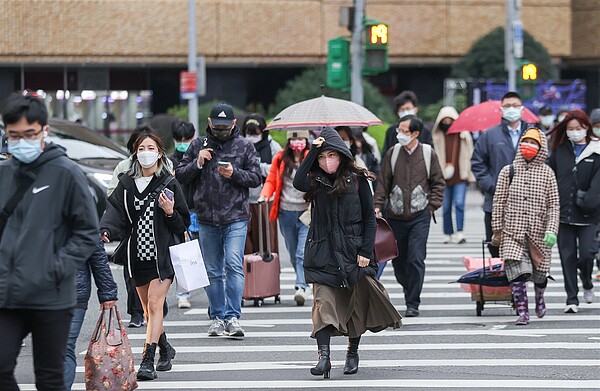 下周二(14日)「強冷空氣」南下，各地氣溫下降、北台愈晚愈濕冷；之後約有2、3天受「強冷空氣」籠罩，天氣寒冷。聯合報系資料照