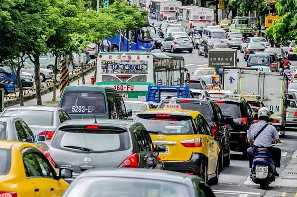 台北市內湖內科瑞光路周邊路段，每到上下班時間總是大塞車。 圖／聯合報系資料照
