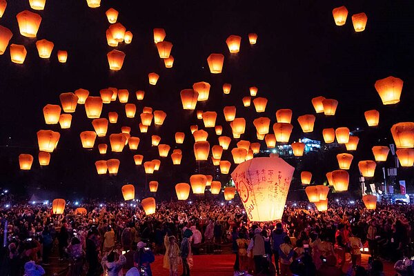 「2023新北市平溪天燈節」第二場放天燈將在本週六（11日）於平溪國中熱鬧登場。示意圖／擷取自新北市政府觀光旅遊局官網