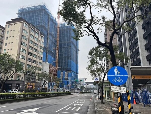 東森房屋三重捷運重劃加盟店店東黃水龍指出,目前右岸以鄰近捷運三重站、總價2000萬上下的兩房(含平面車位)、屋齡三年內的電梯大樓最為熱銷。圖為捷運三重站。圖/東森房屋提供