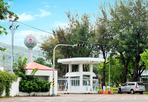 高雄楠梓產業園區，佔地約29.83公頃，仍可見原本中油高雄煉油廠的廠房建築。圖／國產建材實業提供