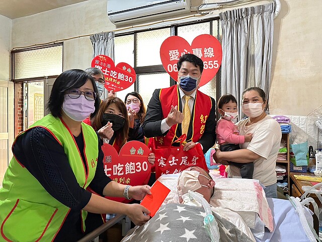 永慶不動產台南區經管會會長呂啟綸帶領永慶幹部們一起擔任創世紅包大使，親自為植物人家庭送上愛心年菜及祝福紅包。