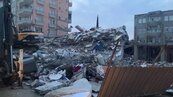 台灣隊挺進土耳其重災區！8層樓塌處找生還者　搜救畫面曝光