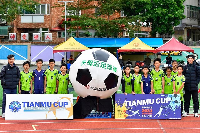 天母國小足球隊以6勝0敗的全勝之姿拿下第18屆天母盃冠軍。