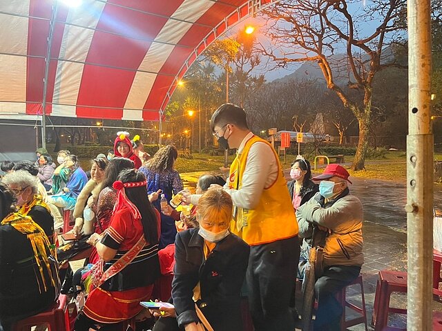 土城區頂新里在周末舉辦了聯歡晚會，讓頂新里的元宵之夜充滿歡笑聲。