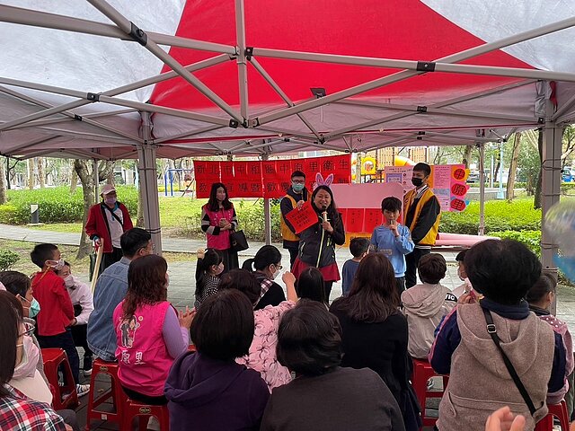 中和中原里歡慶元宵節，還有燈謎搶答，解出謎語就能領取小禮品。