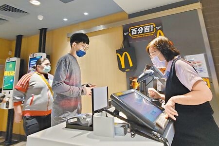 
台灣麥當勞3月起全面調升正職管理主管起薪，預計招募逾1000名人員。（杜宜諳攝）
