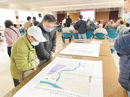 
台中捷運藍線都市計畫變更公開展覽說明會，8日第3場在沙鹿區公所禮堂舉行，吸引民眾前往關心切身權益。（陳世宗攝）
