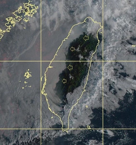 西半部很低的雲,雲頂平整的低雲,邊緣有接觸地形的特徵,很可能地面會感覺有霧,能見度會受影響。圖/取自鄭明典臉書