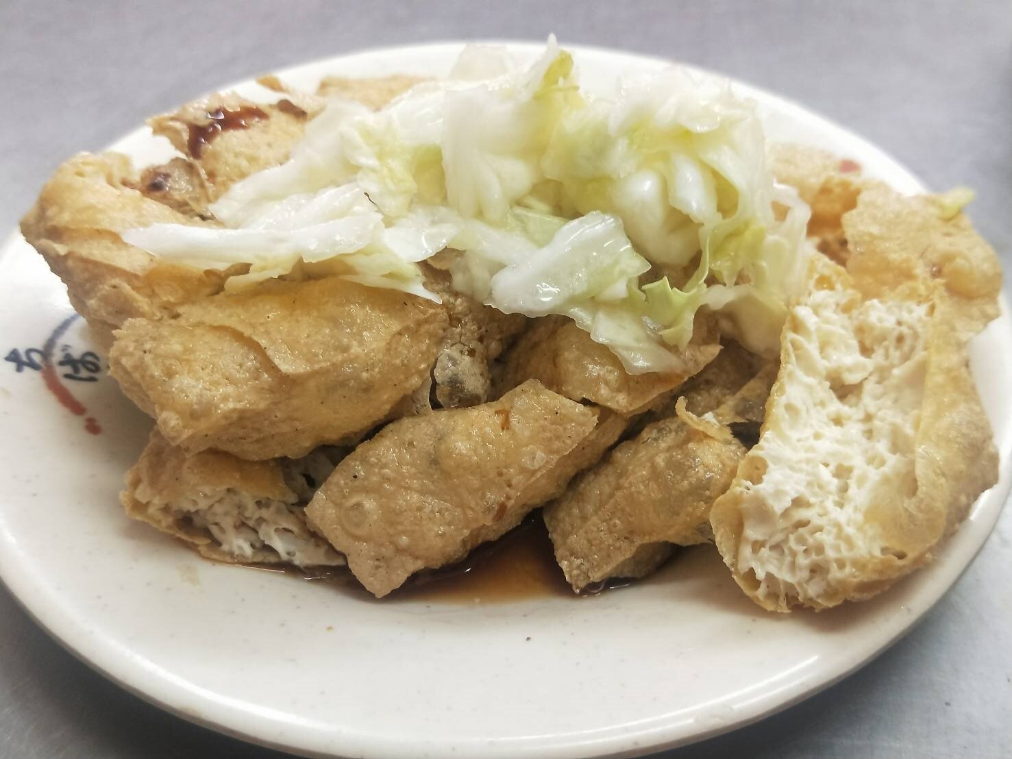 李姓夫妻不滿樓下小吃店炸臭豆腐的油煙味太臭,向對方提告求償60萬元,被法院駁回請求。示意圖/聯合報系資料照