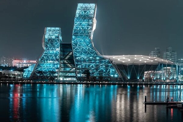 為土耳其祈求平安，愛河燈光點上土耳其藍色，傳遞台灣最深刻的祝福。圖／高雄市文化局提供

