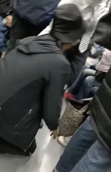 學生於車廂內向婦人下跪。圖/取自臉書「爆料公社公開版」