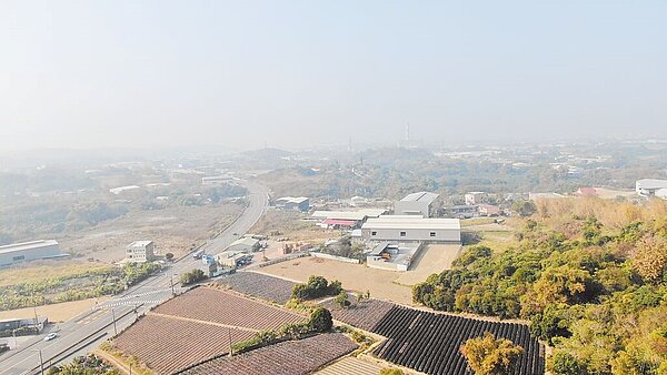 受到北風影響，中部累積汙染物7日夜間隨北風移入下風處高雄，且8日上午高雄地區風速弱、溼度高及逆溫，導致整體擴散不佳，空氣品質明顯較差。（高市府環保局提供／洪浩軒高雄傳真）
