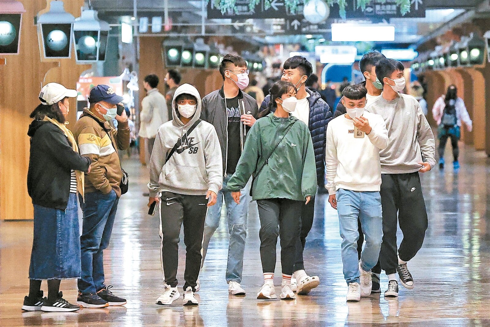 廿日起室內口罩令鬆綁,僅剩醫療照護、公共運輸等指定場所強制戴罩;校園室內口罩鬆綁三月六日上路。記者林伯東/攝影