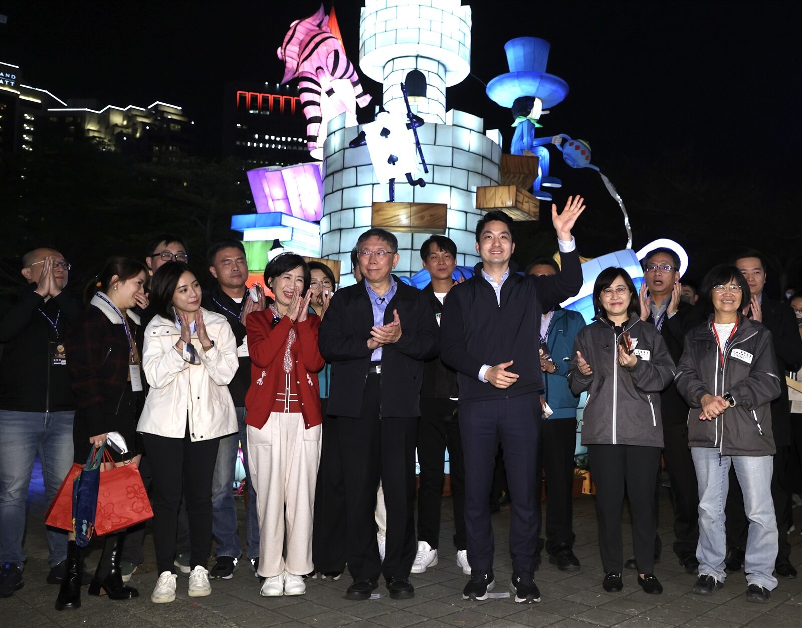 台灣燈會在台北,台北市前市長柯文哲(前排左4)昨晚帶妻子陳佩琪、民眾黨民代參觀,市長蔣萬安(前排右3)親自接待,並感謝柯團隊付出。記者曾吉松/攝影