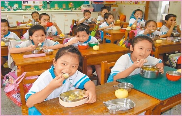 台南營養午餐使用在地食材比例25％，議員質疑孩子吃不到在地食材，要求提高在地食材占比。（台南市教育局提供／曹婷婷台南傳真）