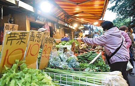 1月CPI年增率3.04%,圖為民眾於市場購物情形。圖∕顏謙隆