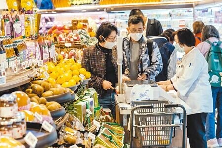 2023年1月消費者物價指數（CPI）年增率為3.04％，連18個月超過2％通膨警戒線。 （郭吉銓攝）