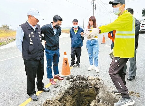 雲林縣水林鄉146線鄉道靠近尖山國小附近約1公里路段路面經常損壞,多處坑洞,議員黃文祥(左一)昨邀管線單位會勘並開挖,確認是台電施工所致,將進行改善。圖/黃文祥提供