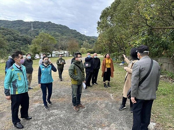 桃園市議員陳雅倫（前排左2）邀集相關單位會勘大棟山路住戶沒有自來水可用的問題。（圖由桃園市議員陳雅倫提供）