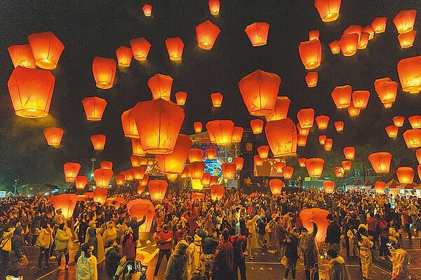 新北市府2020年提出《新北市天燈自治條例》草案,希望向天燈業者收取標章收費,但條例近期被退回市府。(新北市觀旅局提供/蔡雯如新北傳真)