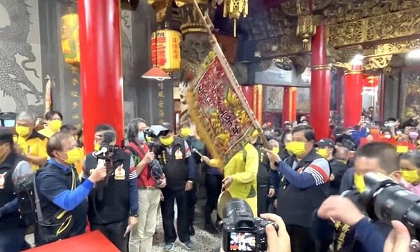 拱天宮前天深夜舉行「放頭旗」儀式,管理委員會與值年爐主帶領信眾人手一炷香虔誠祝禱,請出頭旗。圖/民眾提供