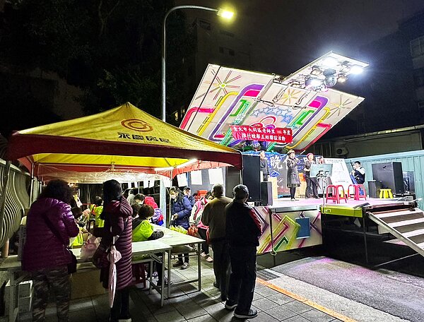 大同區老師里準備了美食饗宴及豐富的表演節目與里民們歡慶元宵節。圖／永慶房產集團提供