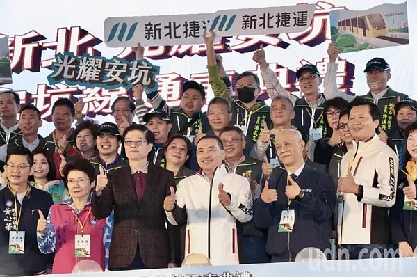 捷運安坑輕軌上午在十四張站舉行通車典禮。新北市長侯友宜(前中)、交通部次長胡湘麟(前右三)等人參與通車儀式,與新北市議員、當地里長、新北捷運局、新北捷運公司及施工團隊共同參與見證下正式啟用。記者黃義書/攝影