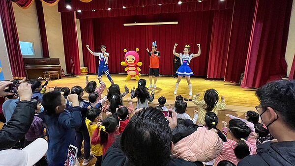 MOMO親子同樂會慶元宵,費鴻泰委員化身為主持人,帶動跳炒熱現場氣氛。圖/永慶房屋提供