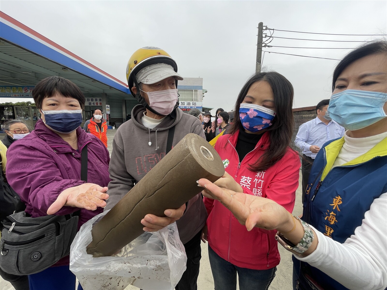 竹北市東興路二段住戶使用地下水，濾芯才用一個月就全黑，手一摸都是髒汙。記者張裕珍／攝影 