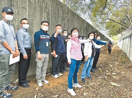 立委楊瓊瓔爭取軍方撥用閒置通道，銜接串聯潭雅神綠園道及新庄休閒園道。（陳淑娥攝）