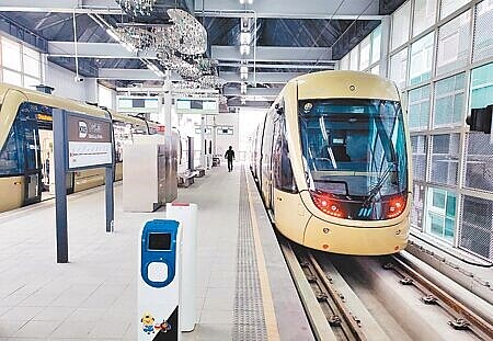 安坑輕軌昨(10)日起試營運,預估將紓解交通不便及可望持續帶動房市買氣。(王莫昀攝)