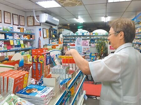 近期有藥局反映，用於治療呼吸道疾病的抗生素「安蒙西林」缺貨，食藥署要求廠商保留一定比例給藥局，力拚2周內恢復正常供應。（示意圖，非當事藥局）（魏怡嘉攝）