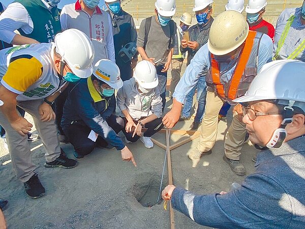台南市長黃偉哲(深藍外套黃領者)視察亞太國際棒球訓練中心成棒副球場,現場開挖土壤看排水狀況。(台南市政府都發局提供/程炳璋台南傳真)