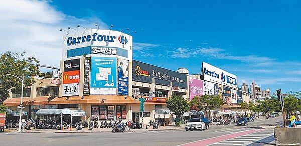 高雄家樂福愛河店今年初原先公告將於2月19日停業,引發各界關注。但家樂福公司10日宣布,已經營業長達27年的家樂福愛河店與地主豐邑建設確定續約,未來將會持續營業。(摘自家樂福愛河店臉書)