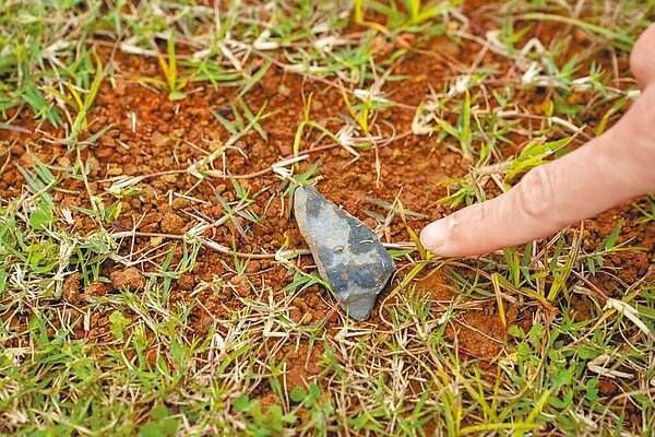新竹市長高虹安與多名議員及專家實地到南寮運動公園會勘,發現場內草皮生長不佳、雜草叢生且伴有碎石、坑洞。(新竹市政府提供/王惠慧新竹傳真)